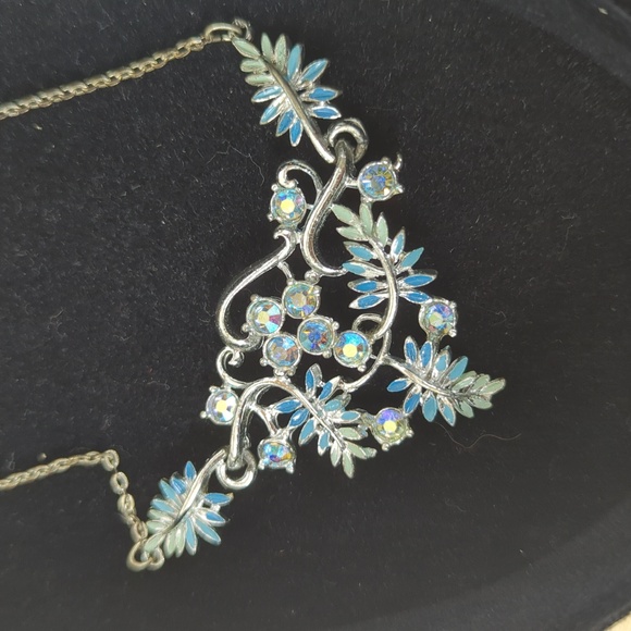 Beautiful Unsigned Rhinestone Necklace - Picture 2 of 3